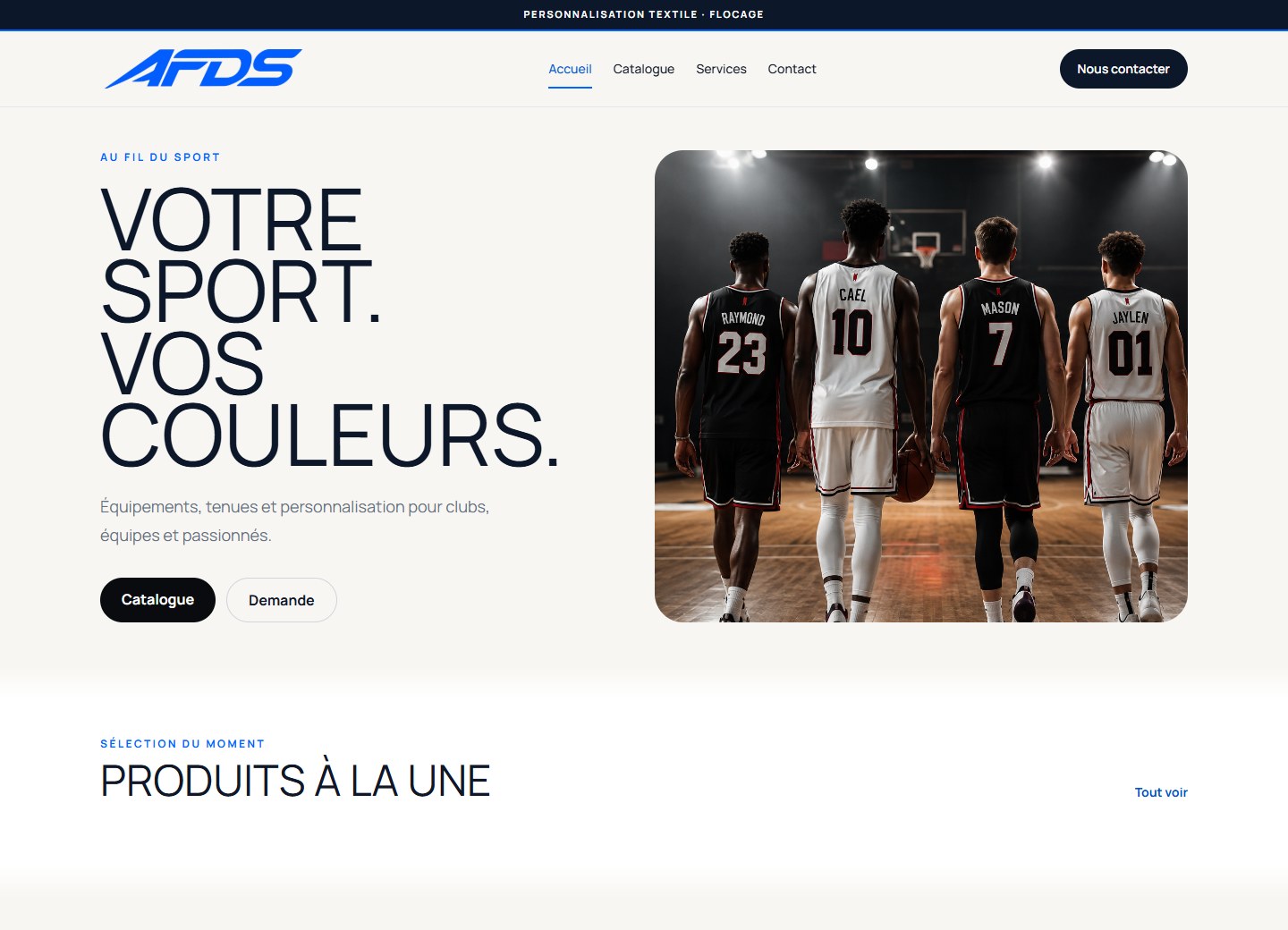 Au Fil du Sport homepage with its sportswear introduction and a basketball team wearing personalised jerseys